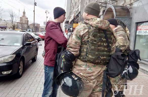 В центре Киева каратели обыскивают горожан «ради их же безопасности» (ФОТО) | Русская весна