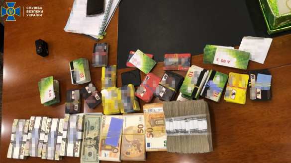 Украденные миллионы рядом с лимонами: СБУ нашла «чёрный нал» в холодильнике руководства «Укрзализныци» (ФОТО) | Русская весна