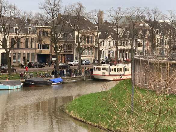 Из-за коронавируса в Нидерландах выстроились огромные очереди за марихуаной (ФОТО) | Русская весна