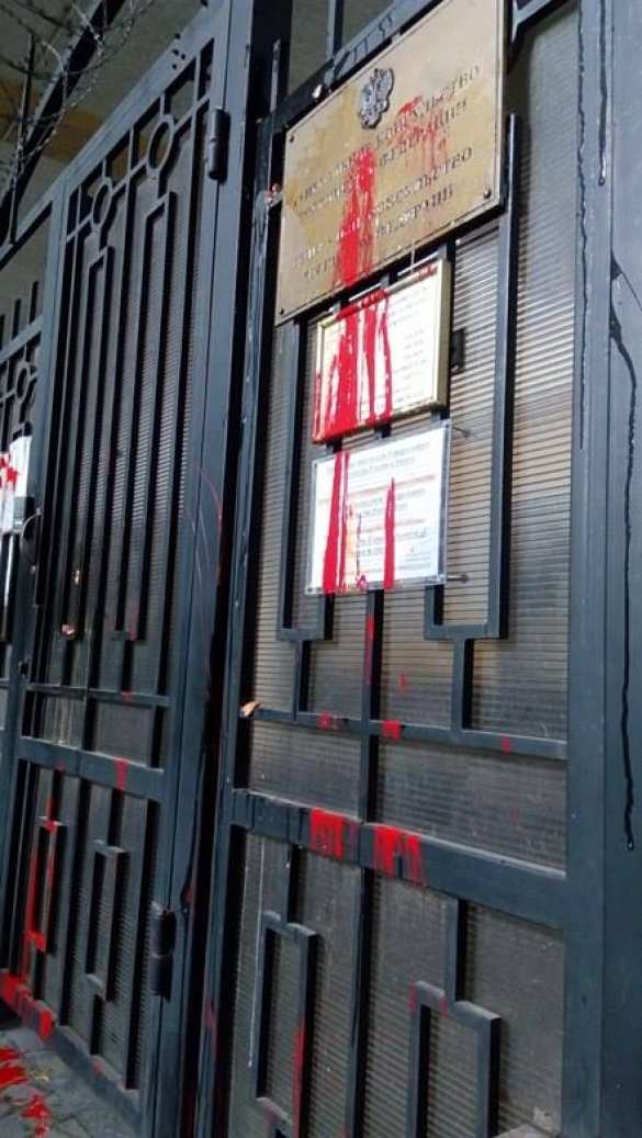 В Одессе митингующие в поддержку Савченко забросали консульство РФ яйцами и подрались с полицией (ФОТО, ВИДЕО 18+) | Русская весна