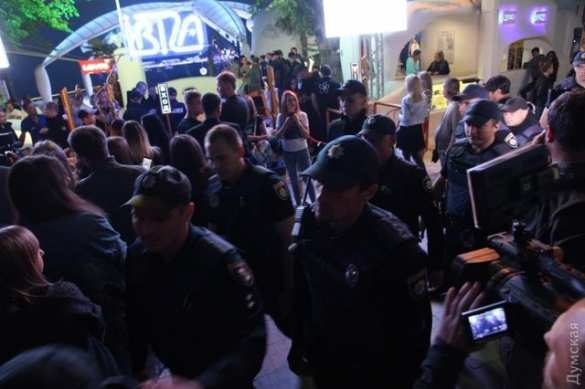 «Вату геть!» — в Одессе противники концерта Лободы устроили потасовки (ФОТО, ВИДЕО) | Русская весна