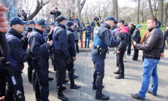 Радикалы-неонацисты напали на одесситов, пришедших почтить память освободителей города (ФОТО, ВИДЕО) | Русская весна