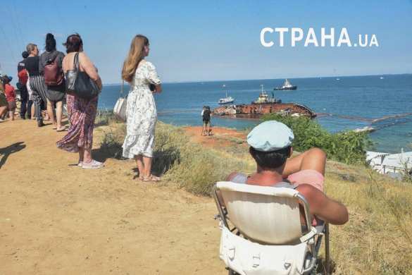 История с попытками поднять севший на мель у берегов Одессы танкер становится анекдотической (ФОТО) | Русская весна
