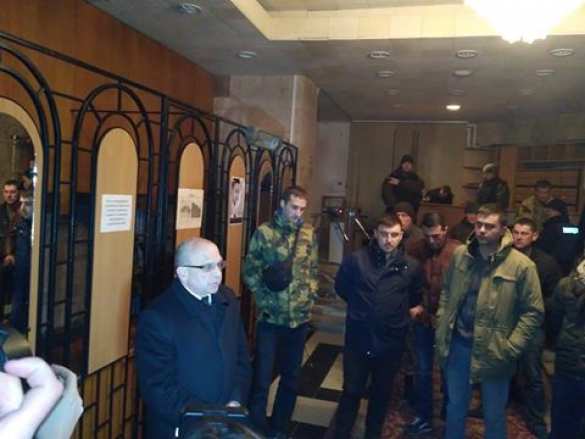 МОЛНИЯ: «блокадный Майдан» шагает по Украине. Активисты захватили Волынскую ОГА — ПРЯМАЯ ТРАНСЛЯЦИЯ. Смотрите и комментируйте с «Русской Весной»  | Русская весна