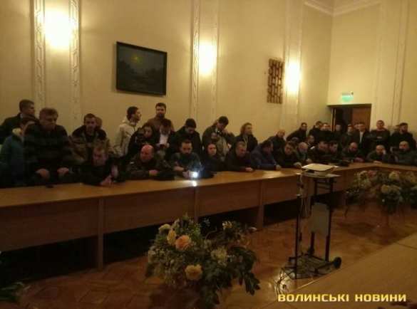 МОЛНИЯ: «блокадный Майдан» шагает по Украине. Активисты захватили Волынскую ОГА — ПРЯМАЯ ТРАНСЛЯЦИЯ. Смотрите и комментируйте с «Русской Весной»  | Русская весна