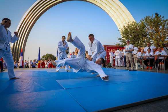 Атака в толпе, взрывы и эвакуация: охрана Зеленского готова спасать шефа (ФОТО) | Русская весна