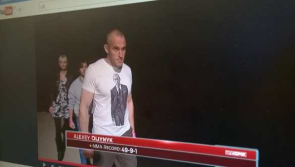 Вышедший в футболке с Путиным Алексей Олейник победил Джареда Рошолта (видео) | Русская весна