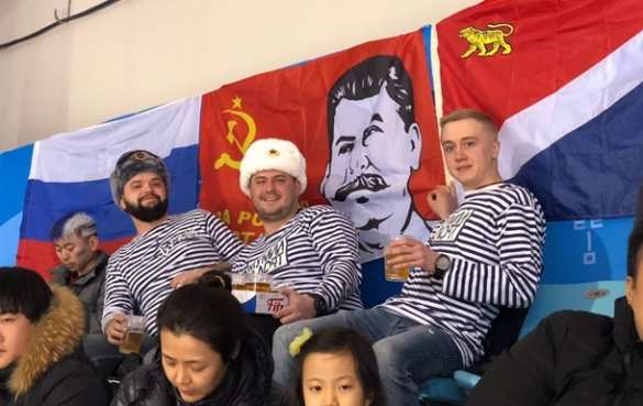 «С нами Сталин!»: Российские болельщики на Олимпиаде вывесили флаг с генералиссимусом (ФОТО) | Русская весна