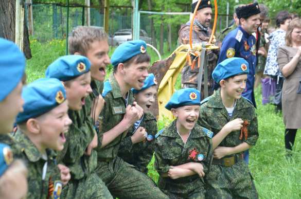 Ополченцы и молодёжь в одном строю: День Победы в Луганске (ФОТО) | Русская весна