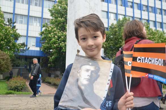 Ополченцы и молодёжь в одном строю: День Победы в Луганске (ФОТО) | Русская весна