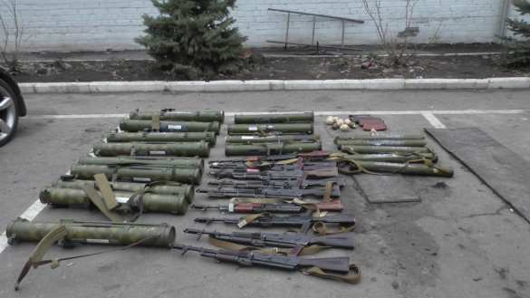 Силовики ДНР задержали крупную бандгруппу, изъят арсенал оружия и поддельные документы (ФОТО) | Русская весна