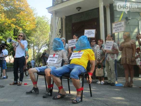 В Одессе под прокуратурой двоим надели пакеты на голову (ФОТО, ВИДЕО) | Русская весна
