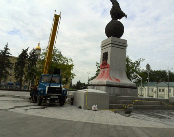 Сопротивление в Харькове: памятник Независимости Украины облит «кровавой» краской (фото) | Русская весна