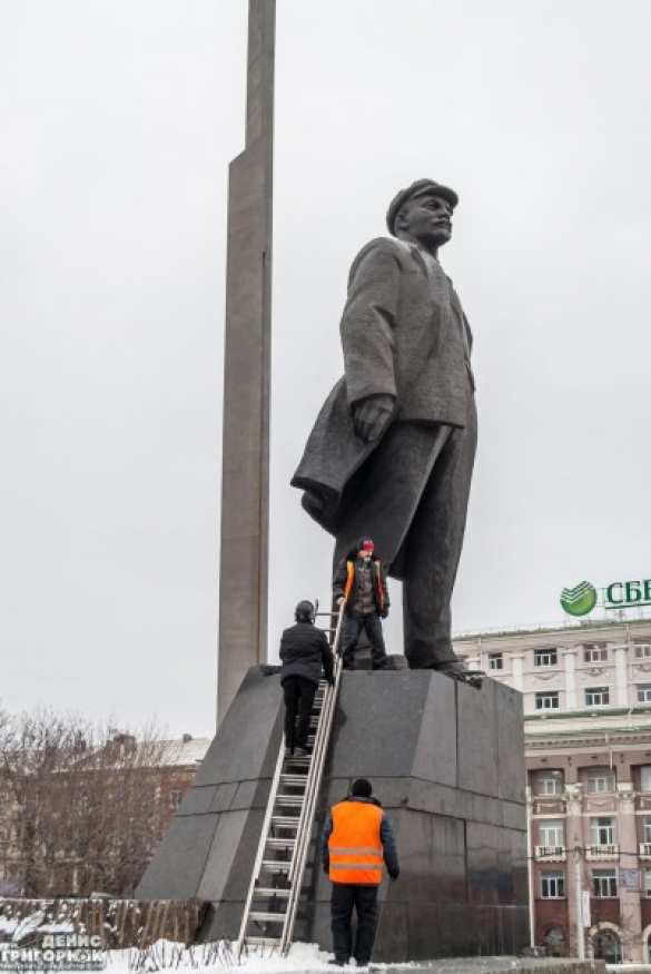 Ночью в Донецке пытались взорвать памятник Ленину (+ФОТО) | Русская весна