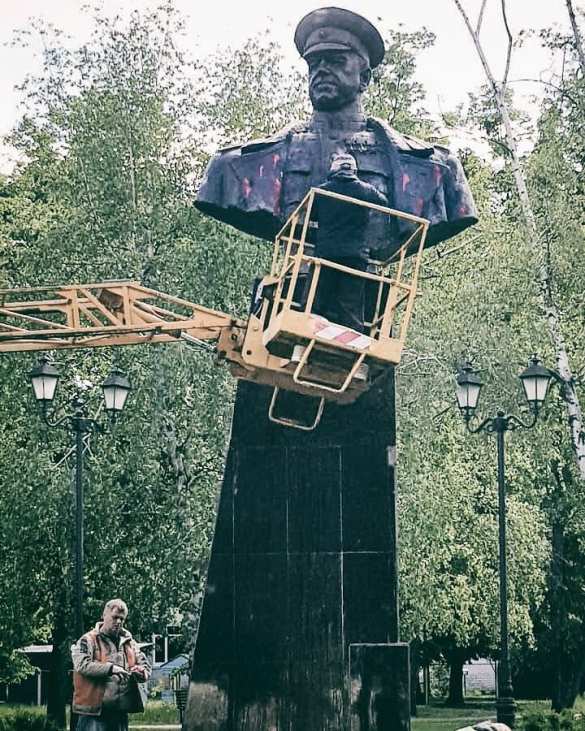 Бюст легендарного советского маршала Жукова облили краской в Харькове (ФОТО) | Русская весна