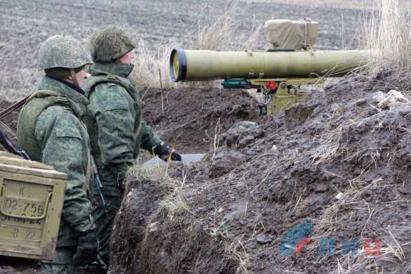 Глава ЛНР на передовой наградил бойцов за оборону Светлодарской дуги и Бахмутки (ФОТО) | Русская весна