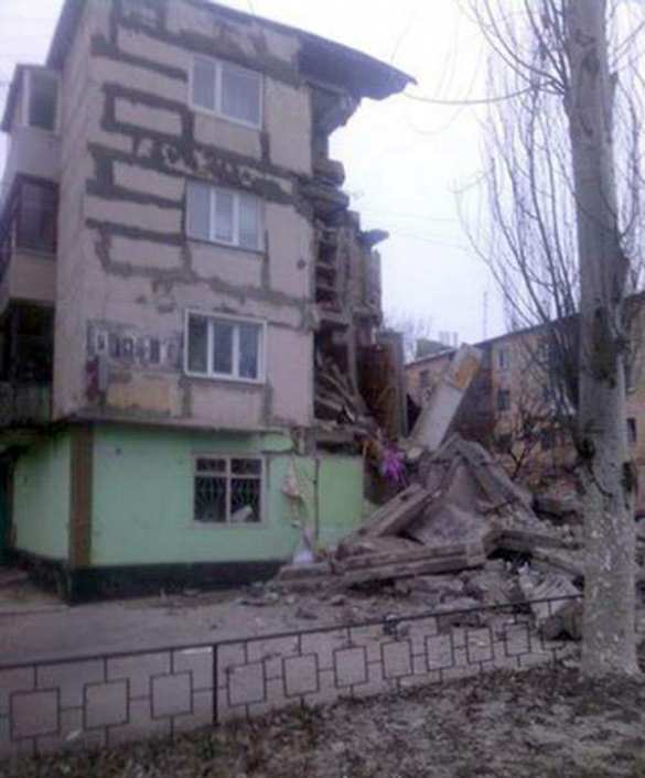 Первомайск — город призрак: под обстрелом украинской артиллерии, как карточный домик, сложился целый подъезд пятиэтажки (ВИДЕО, ФОТО) | Русская весна