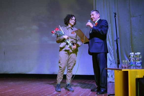 «На передовой»: российская певица выступила в прифронтовом донбасском городе (ФОТО) | Русская весна