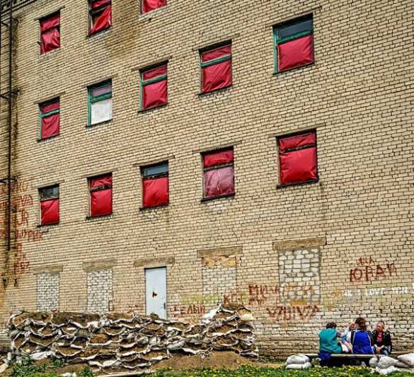 Фото: Дмитрий Михненко Ужас прифронтового Донецка: люди, ставшие мишенью для снайперов, и дети войны (ФОТОРЕПОРТАЖ) | Русская весна