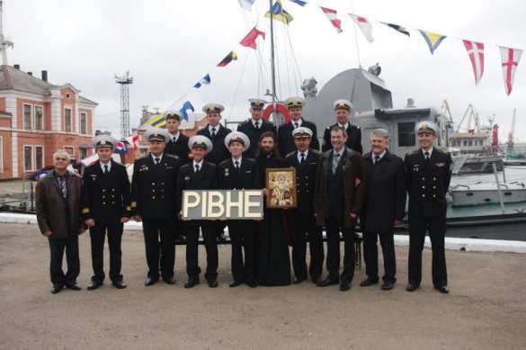 В Одессе состоялась торжественная церемония переименования служебно-вспомогательного судна с установленной на нём пушкой (ФОТО) | Русская весна