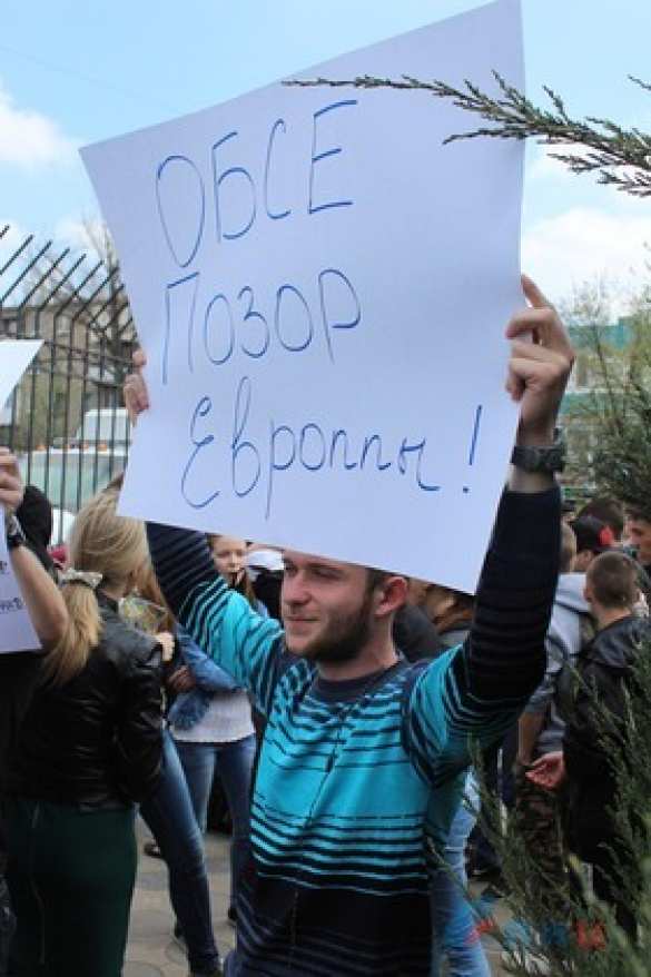 Жители Луганска требуют, чтобы ОБСЕ заставила Киев выполнять Минские соглашения (ФОТО) | Русская весна