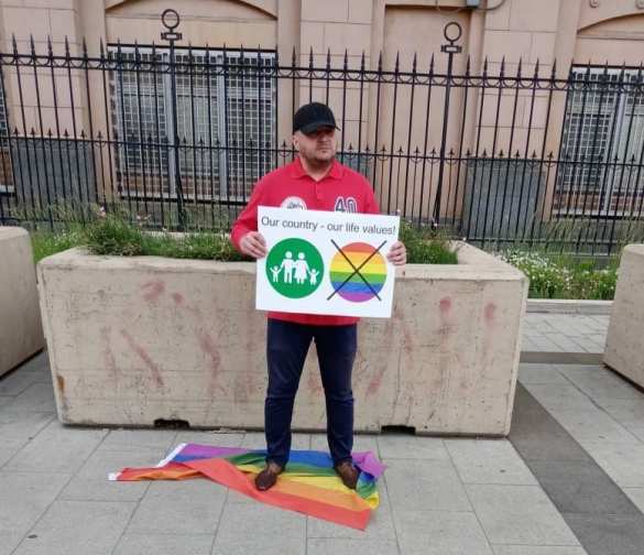 У посольства США в Москве растоптали ЛГБТ-флаги и попросили гомосексуалистов убраться домой в Америку (ФОТО, ВИДЕО) | Русская весна