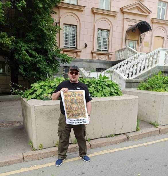 У посольства США в Москве растоптали ЛГБТ-флаги и попросили гомосексуалистов убраться домой в Америку (ФОТО, ВИДЕО) | Русская весна