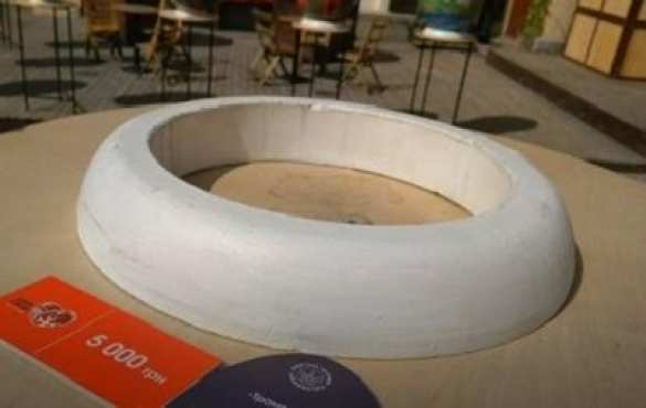 В центре Львова украли полуметровые яйца-писанки (ФОТО) | Русская весна