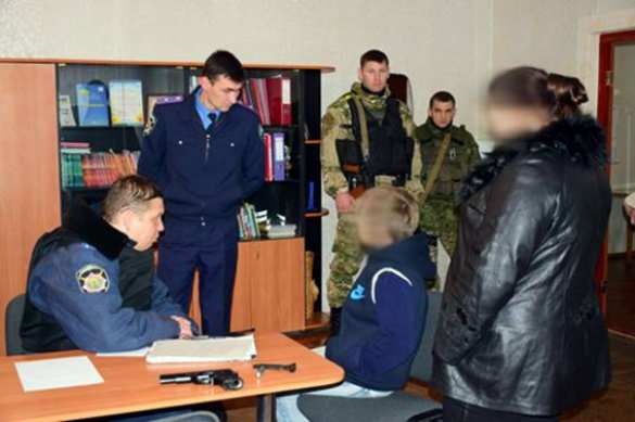 В Мариуполе школьник пришел на уроки с пистолетом (ФОТО) | Русская весна