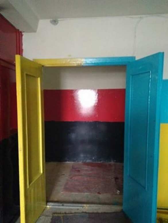 Как в крематории: в Киеве подъезд перекрасили в «патриотические цвета» (ФОТО) | Русская весна