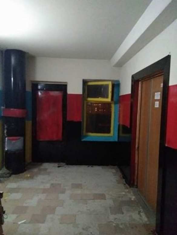 Как в крематории: в Киеве подъезд перекрасили в «патриотические цвета» (ФОТО) | Русская весна