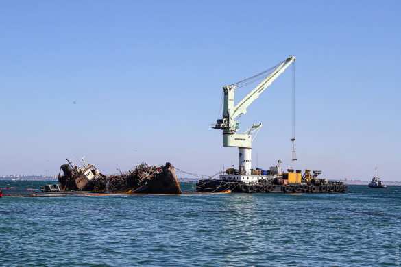 Зрада: затонувший танкер Delfi в Одессе сумела поднять компания, работавшая в Крыму (ФОТО, ВИДЕО) | Русская весна