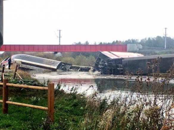 МОЛНИЯ: во Франции погибли не менее 7 человек в результате схода с рельсов скоростного поезда (+ВИДЕО, ФОТО) | Русская весна