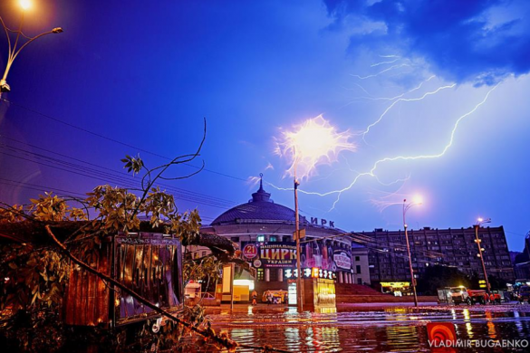 Киев завален мусором: последствия ночного урагана (ФОТО, ВИДЕО) | Русская весна