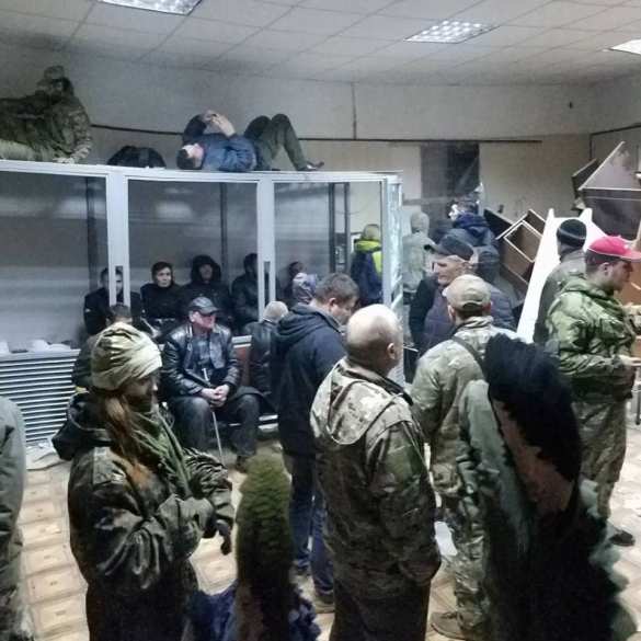 «Пока вы спали, в суде Киева выросли баррикады» — кадры погромов в суде над главарем ОУН (ФОТО) | Русская весна