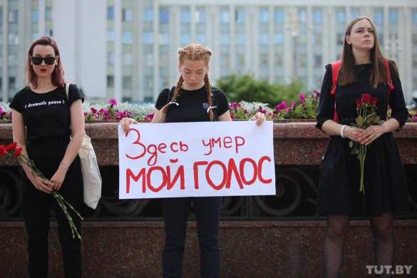 «Здесь умер мой голос»: новая срежиссированная акция на улицах Минска (ФОТО, ВИДЕО) | Русская весна