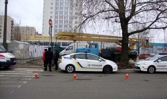 В Киеве мужчина с топором напал на прохожих (ФОТО) | Русская весна