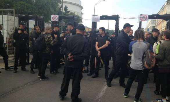 Неонацисты перекрыли центр Киева, чтобы помешать маршу гомосексуалистов (ФОТО) | Русская весна