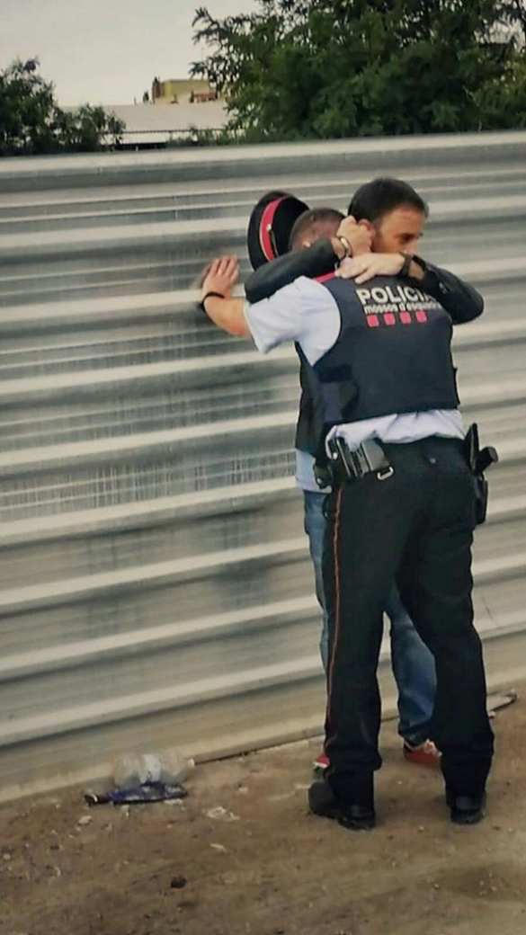 В Сети появилось фото плачущего сотрудника полиции Каталонии (ФОТО) | Русская весна