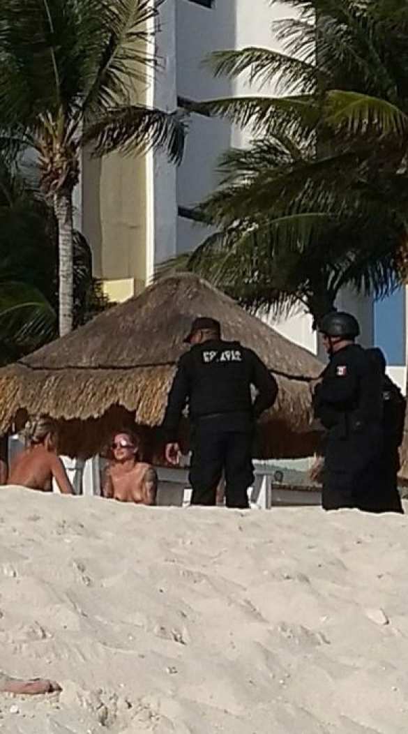 Полицейские попали под следствие после фотосессии с полуголыми туристками (ФОТО 18+) | Русская весна