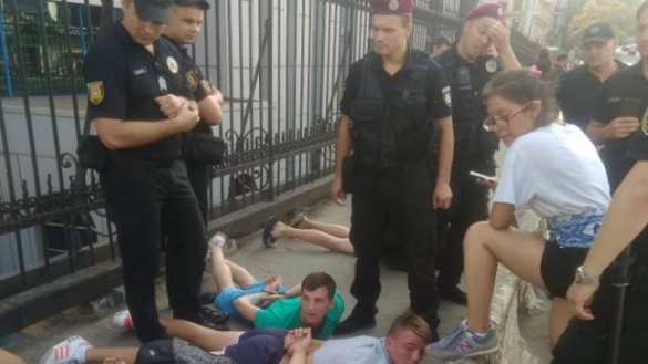 Типичная Украина: Одесские ультрас напали на женщину и ограбили её (ФОТО) | Русская весна