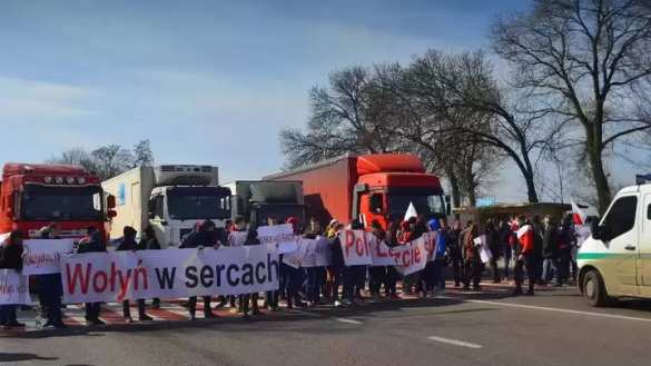 ВАЖНО: На Украине взбунтовались поляки, начались столкновения с силовиками, перекрыта международная трасса (ФОТО, ВИДЕО) | Русская весна