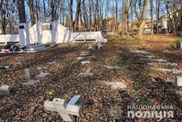 На Украине осквернили польское военное кладбище (ФОТО) | Русская весна