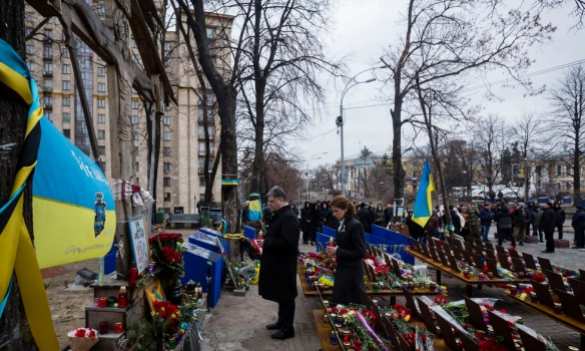 Порошенко под прицелами видеокамер скорбил о расстрелянных на «майдане» (ФОТО) | Русская весна