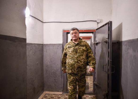 СРОЧНО: Порошенко со страшным лицом прибыл на Донбасс обсудить войну (ФОТО) | Русская весна