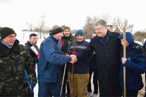 Порошенко порадовался за украинских детей, играющих в хоккей палками и без коньков (ФОТО) | Русская весна