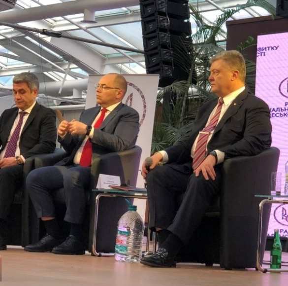 С похмельем не шутят: Порошенко в Одессе поставили 5-литровую бутыль воды (+ВИДЕО, ФОТО) | Русская весна