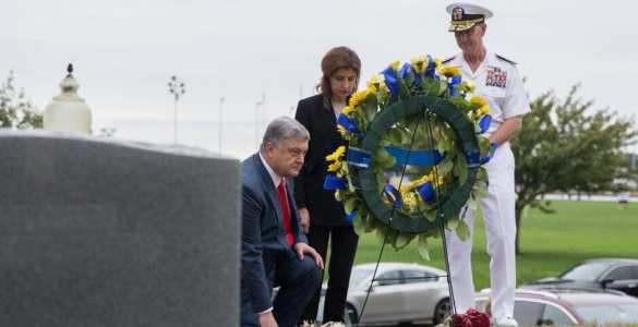 Порошенко встал на колени у могилы Маккейна (ФОТО) | Русская весна