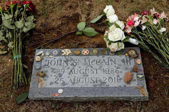 Порошенко встал на колени у могилы Маккейна (ФОТО) | Русская весна