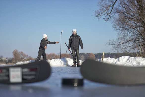 Порошенко после скандала подарил сельским детям клюшки, но коньков у них по-прежнему нет  (ФОТО) | Русская весна